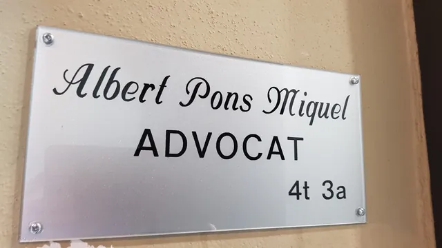 Placa de la porta del despatx d'Albert Pons Miquel, advocat, 4t 3a