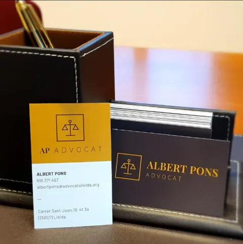 Targetes de visita d'Albert Pons Advocat, amb el logotip de la balança